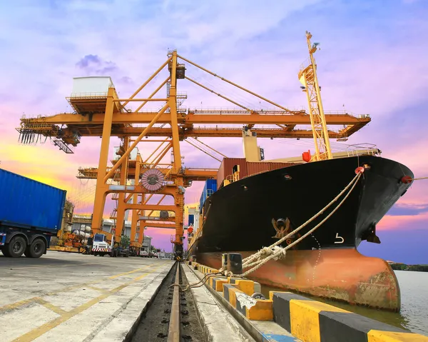 Pojemnik przemysłowy statek towarowy z pracy żurawia bridg — Zdjęcie stockowe