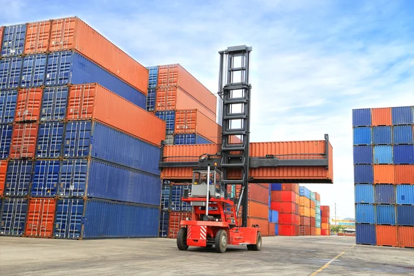 Carrello elevatore che gestisce la scatola del contenitore — Foto Stock