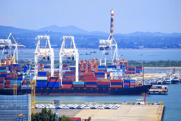 Puerto de contenedores comerciales — Foto de Stock