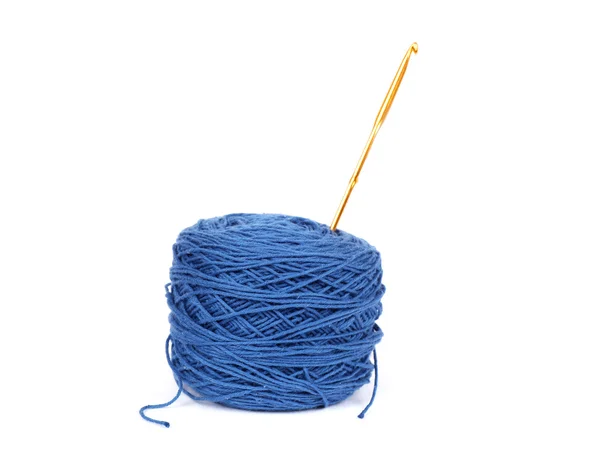 Cor do fio bola azul com crochê no fundo branco — Fotografia de Stock