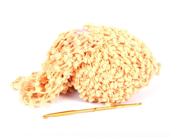 Sfera di filato colore arancione con crochet su sfondo bianco — Stok fotoğraf