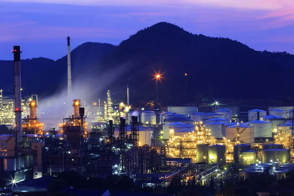 Tanque de esferas de armazenamento de gás em usina petroquímica à noite — Fotografia de Stock