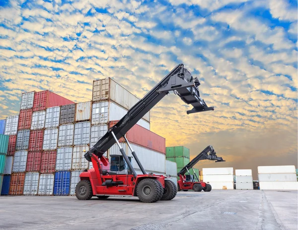 Kranheben auf Containerplatz bei schönem Himmel — Stockfoto