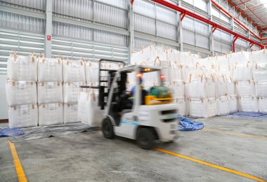 bir forklift yükleyici yük jumbo ba Ambarla sürüş işçi
