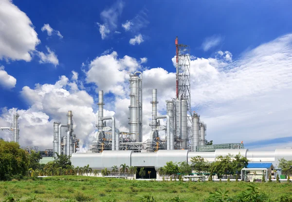 Planta de refinería de petróleo contra con el cielo azul — Foto de Stock