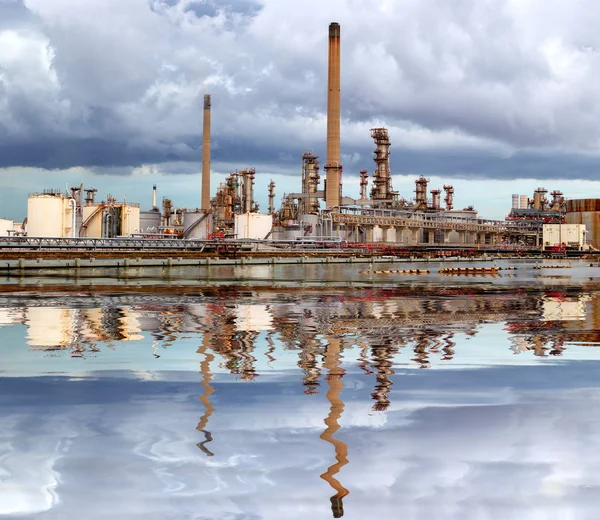 Refinería de petróleo con nubes de tormenta - industria petroquímica con wa — Foto de Stock