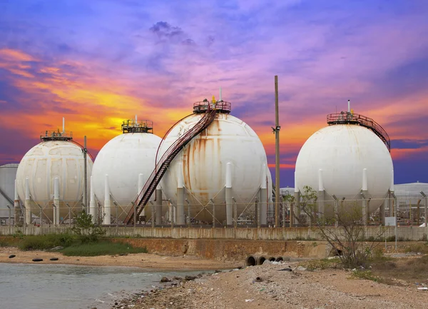 Oil and gas industry - Petrochemical factory, Industrial zone an — Stock Photo, Image