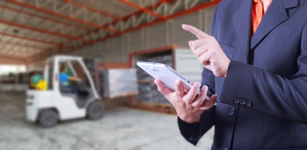 Tablet PC te hanteren exporteren en importeren van goederen bereiden de levering van — Stockfoto