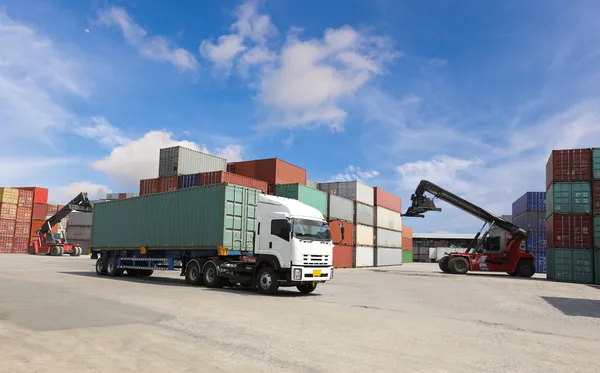 Camion porte-conteneurs à l'arsenal avec fond de chariot élévateur et ciel bleu — Photo