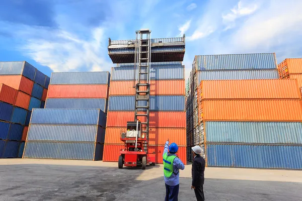 Foreman control forklift handling follow order from his manager — Stock Photo, Image