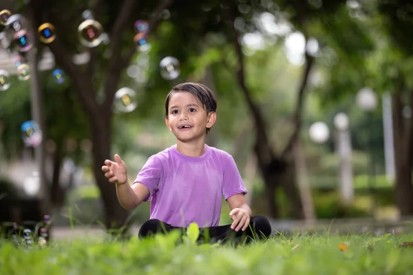 Niño Jugando Con Burbujas Parque — Foto de Stock