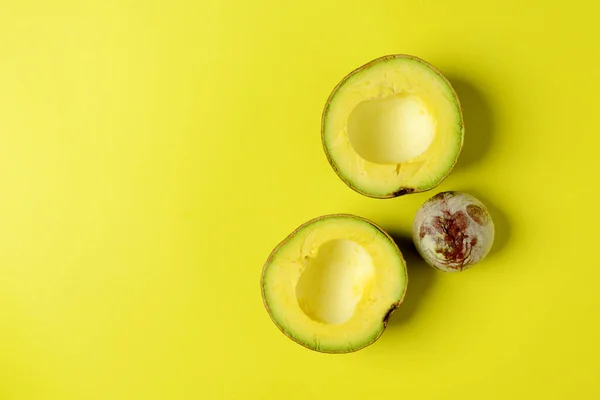 Vista Alto Angolo Avocado Contro Sfondo Giallo — Foto Stock