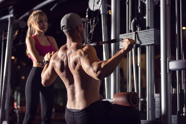 Stark Bodybuilder Atletiska Män Pumpa Upp Muskler Genom Träningsmaskin Medan — Stockfoto