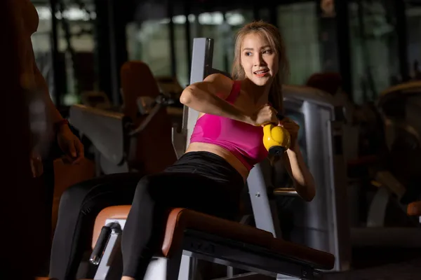 Fitness Kvinna Tränar Med Kettlebell För Att Stärka Musklerna Armen — Stockfoto