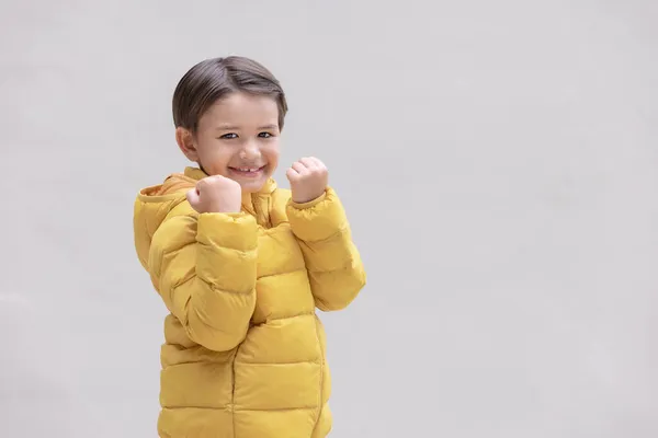 Słodki Chłopiec Zimowej Odzieży Żółty Przygotowuje Się Nadchodzącego Sezonu Zimowego — Zdjęcie stockowe