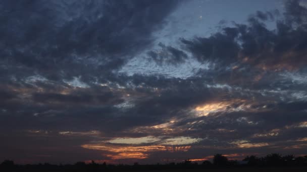 Czas Upływa Dnia Noc Niebo Wysokimi Kolorowymi Chmurami Zachodzie Słońca — Wideo stockowe