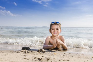 Sahilde su oynayan çocuklar.