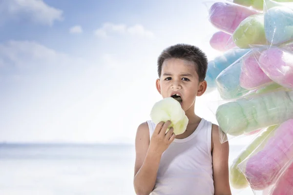 Ein Süßer Junge Isst Urlaub Zuckerwatte Regenbogenfarben Strand — Stockfoto
