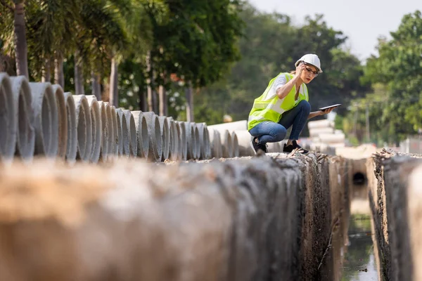 Vrouw Bouwplaats Ingenieur Architect Werknemer Met Harde Hoed Met Behulp — Stockfoto