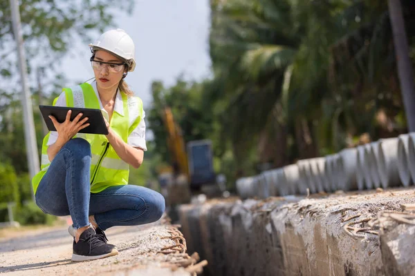 Woman Construction Site Engineer Architect Worker Hard Hat Using Tablet — Stock Photo, Image