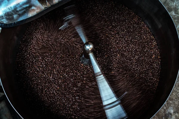 Der Prozess Der Röstung Einer Charge Hochwertiger Kaffeebohnen Einfachen Ursprungs — Stockfoto