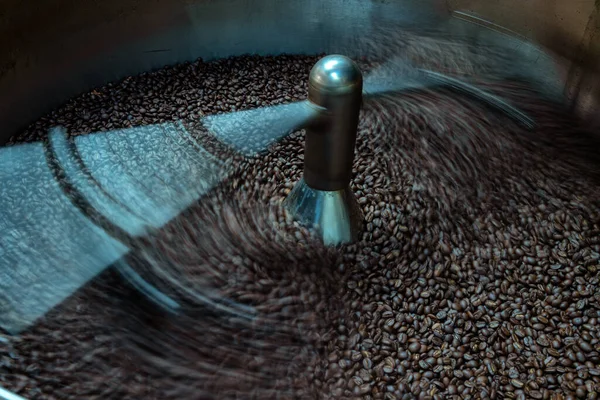 Der Prozess Der Röstung Einer Charge Hochwertiger Kaffeebohnen Einfachen Ursprungs — Stockfoto