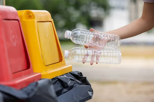 Ruka Lidského Lití Plastové Láhve Recyklaci Popelnice Žlutá Barva Popelnice — Stock fotografie