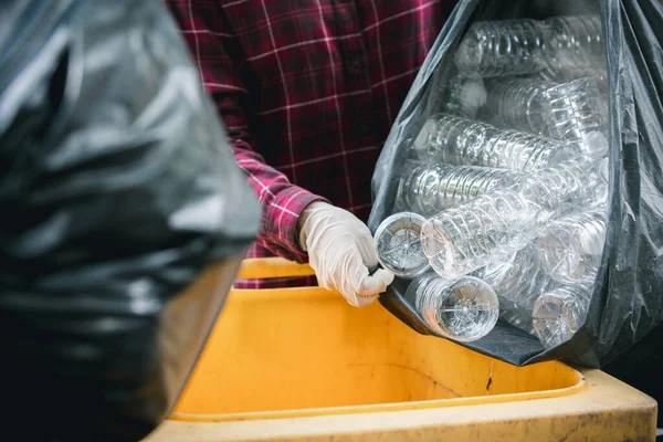Hand Van Mens Gieten Plastic Fles Bin Kleur Geel Recyclen — Stockfoto