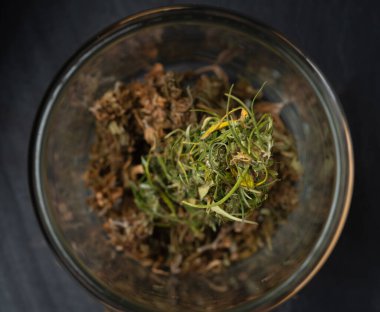 Cam kavanozda marihuana tomurcukları.