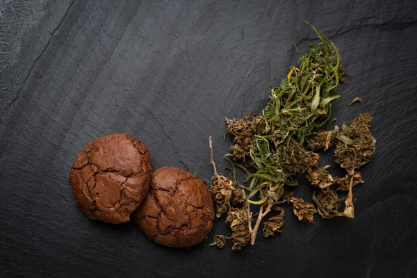 桌上放着大麻和大麻芽的饼干 Can Cannabis Buds Cbd Concept Cooking Cannabis Herb 摩洛哥医疗法典 — 图库照片