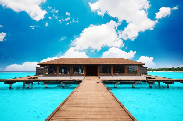 Ein Strandhaus, das auf dem Wasser schwimmt — Stockfoto