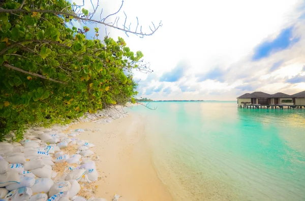 Piękny dom na plaży w Malediwy — Zdjęcie stockowe