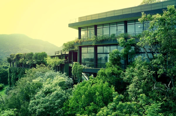 The front view of Hotel Heritance Kandalama — Stock Photo, Image