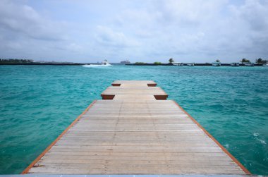 pontile in Maldiveпристані в Мальдіви