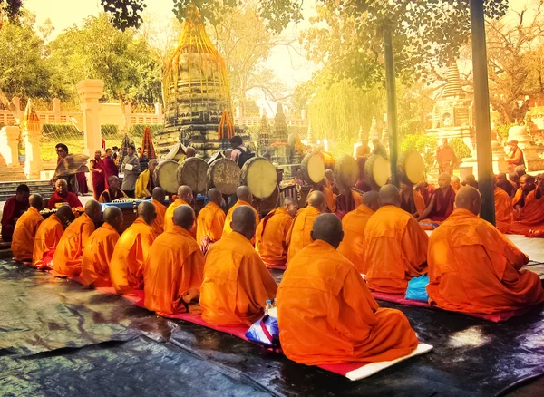 BODH GAYA, INDIA - 27 FEBBRAIO: Fila di monaci buddisti — Foto Stock