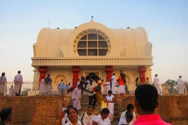 La gente cerca de Parinirvana Stupa y el templo — Foto de Stock