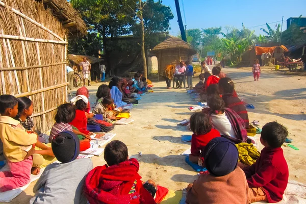 yerli evleri oturan insanlar