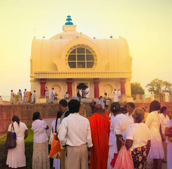 La gente cerca de Parinirvana Stupa y el templo —  Fotos de Stock