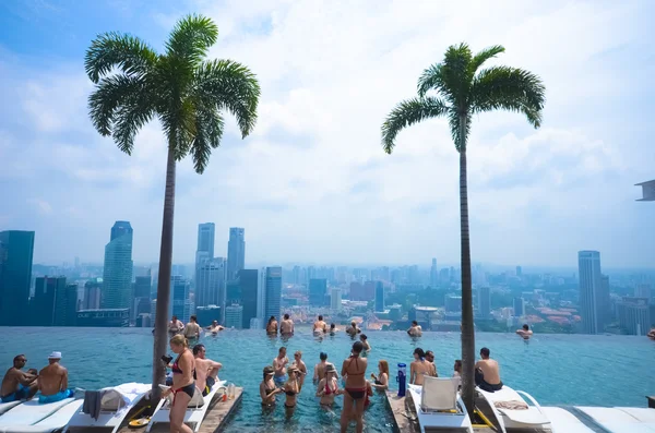 SINGAPORE - JULHO 12: Piscina do Marina Bay Sands em 12 de julho de 2012 em Cingapura — Fotografia de Stock