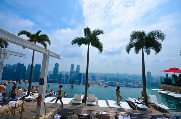 Singapur - 12 Temmuz: Yüzme Havuzu 12 Temmuz 2012 tarihinde marina bay Sands Singapur