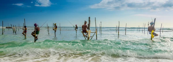Рыбаки ловят рыбу в уникальном стиле . — стоковое фото