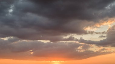 Güzel gün batımı gökyüzü bulutlu