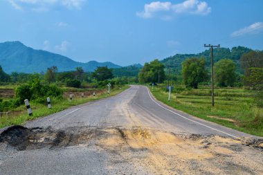 Çatlak yol, tamir edilmesi gereken eski asfalt dokusu.. 