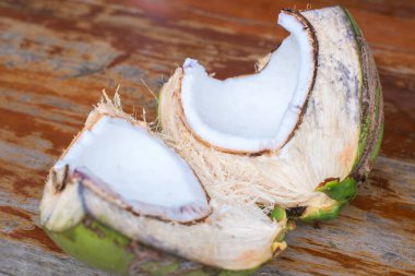 Ahşap masada hindistan cevizi meyvesinin yakın çekimi..