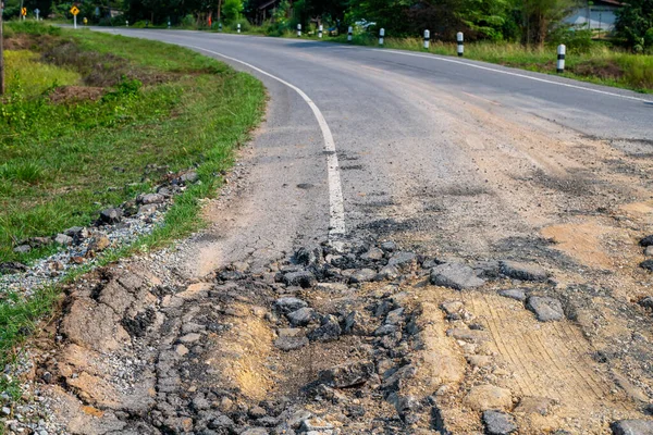 Çatlak yol, tamir edilmesi gereken eski asfalt dokusu.. 
