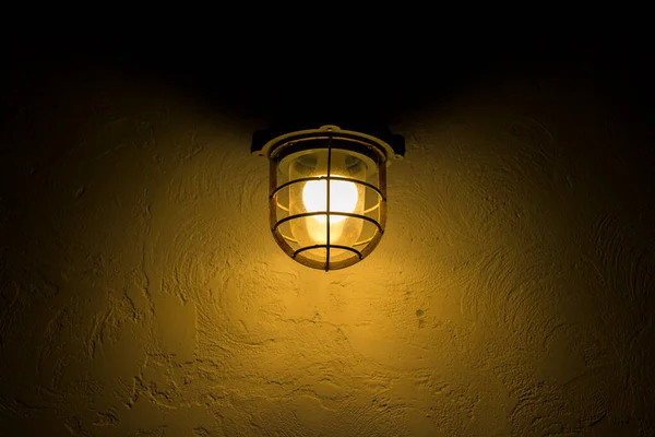 Лампа Светит Стене — стоковое фото