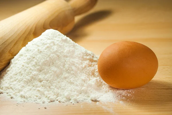 面粉和鸡蛋 免版税图库图片