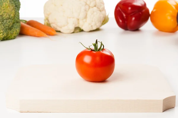 Tomato on cutting board — Stock Photo, Image