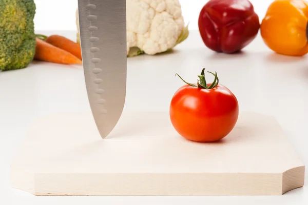 Tomate et couteau — Photo