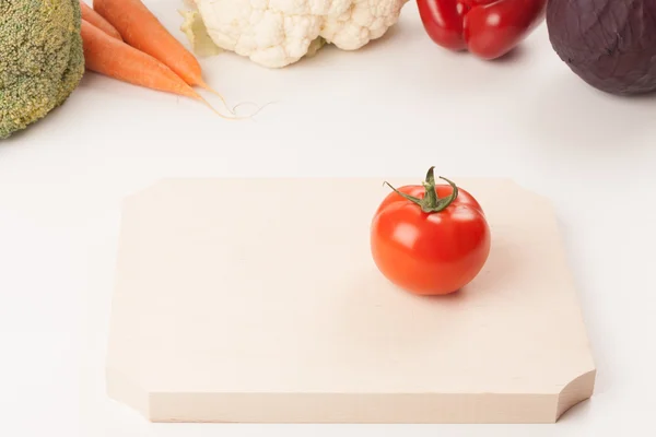 番茄在菜板上 — 图库照片